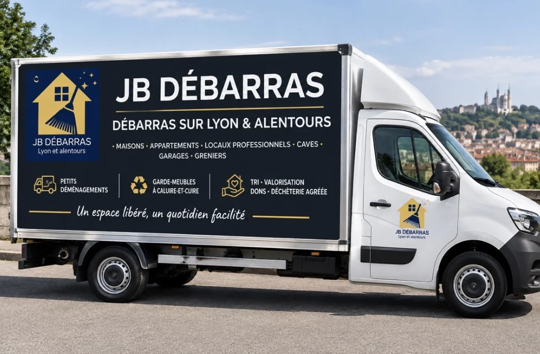 Camion aux couleurs de JB Débarras, pour les interventions à Lyon et dans la métropole lyonnaise.