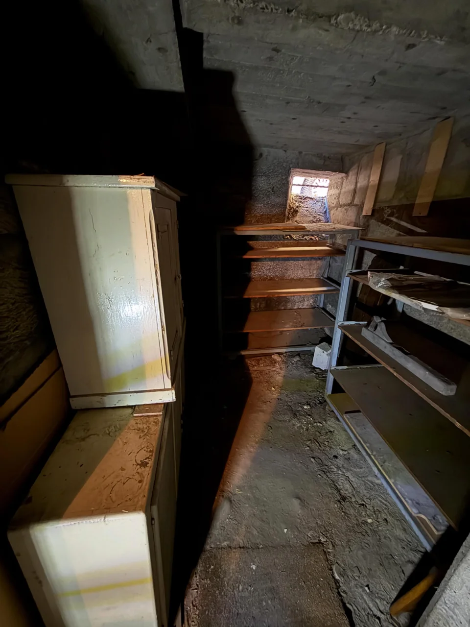 Débarras d’une cave à Lyon 4e, Croix-Rousse — avant le débarras